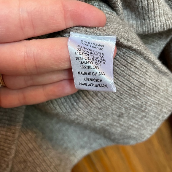Like new 10/10 condition sweater - Picture 4 of 10